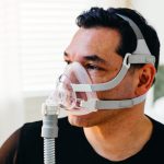 Man wearing the Inogen Aurora F1 full face mask