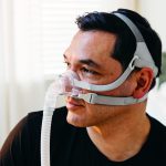 Hombre que lleva la máscara nasal Inogen Aurora N1