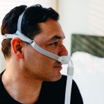 Hombre que usa la máscara nasal Inogen Aurora P1